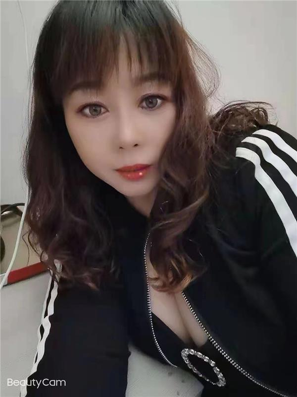 刘家窑新来的骚妹子，以前约过的一个美女介绍给我的，完事整双飞