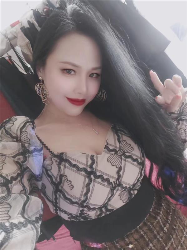 非常丰满的长发美女