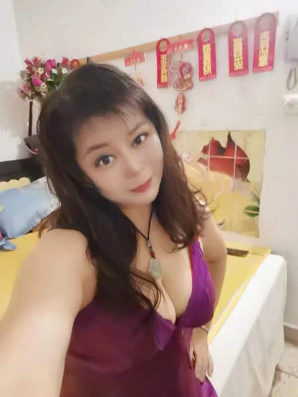 大胸巨乳翘臀少妇