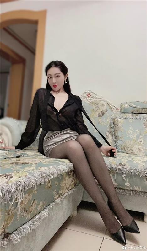 身材很好的制服黑丝美女