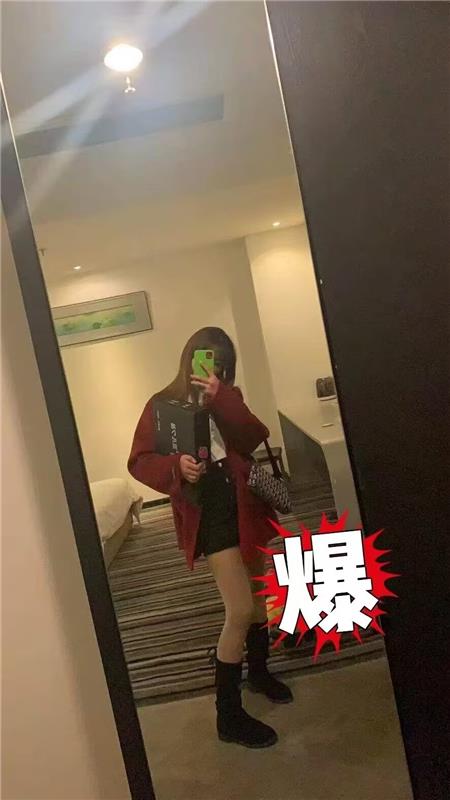 零零后气质小美女